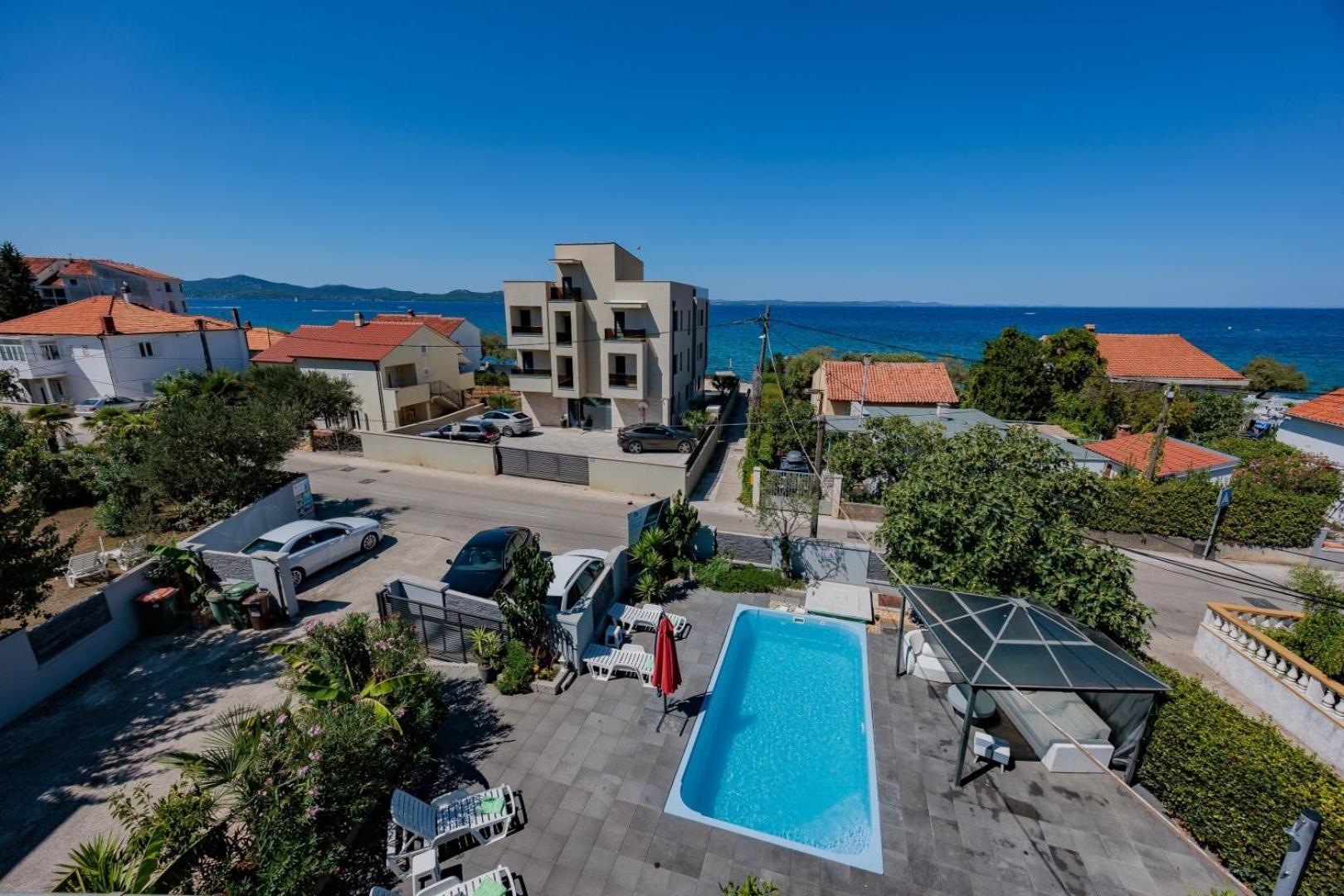 Crowonder Lucky Holiday House With Pool And Patio 30 Meters From The Beach Zadar Eksteriør bilde