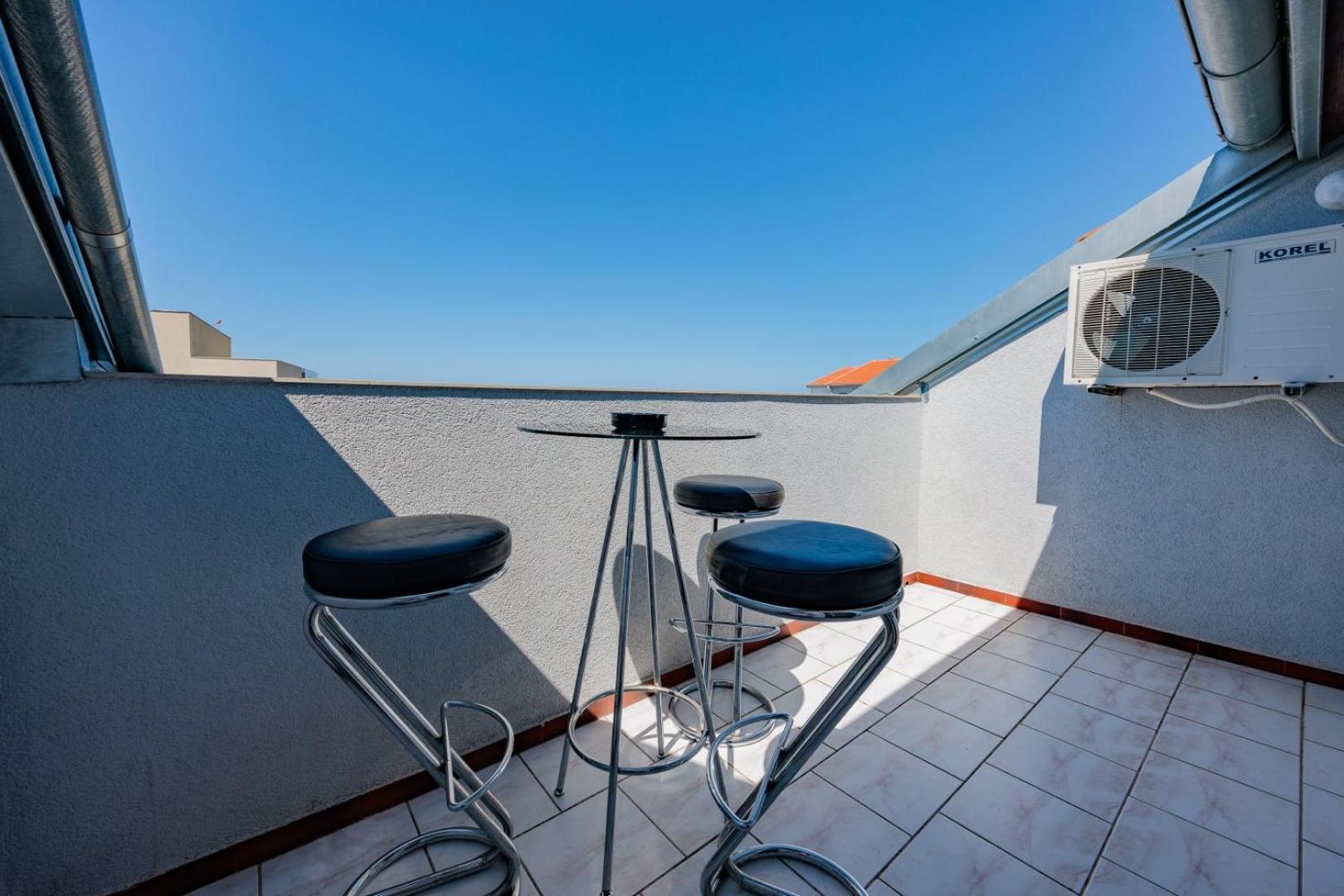 Crowonder Lucky Holiday House With Pool And Patio 30 Meters From The Beach Zadar Eksteriør bilde