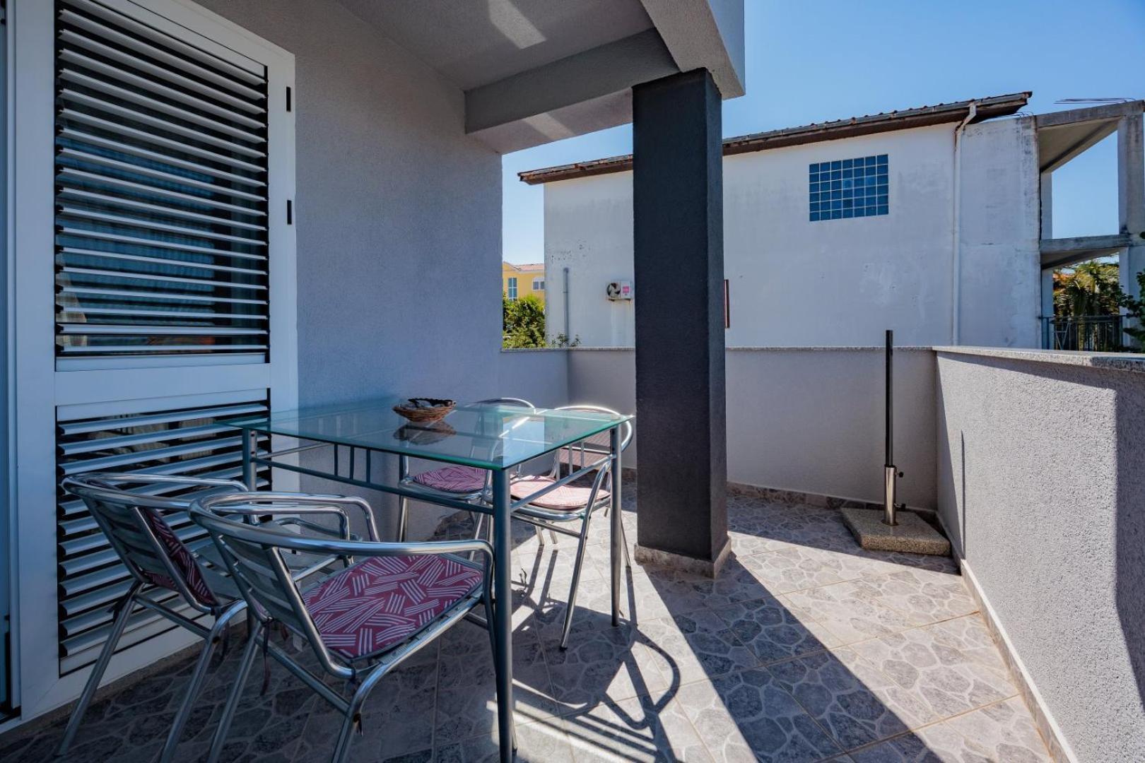 Crowonder Lucky Holiday House With Pool And Patio 30 Meters From The Beach Zadar Eksteriør bilde
