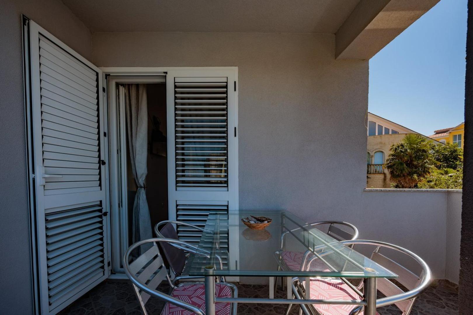 Crowonder Lucky Holiday House With Pool And Patio 30 Meters From The Beach Zadar Eksteriør bilde