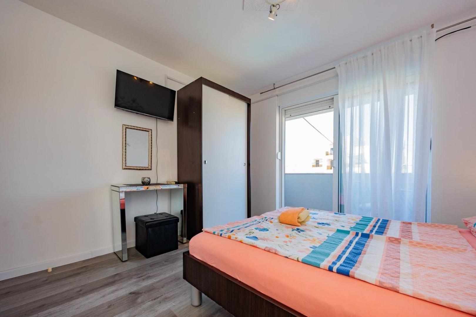 Crowonder Lucky Holiday House With Pool And Patio 30 Meters From The Beach Zadar Eksteriør bilde