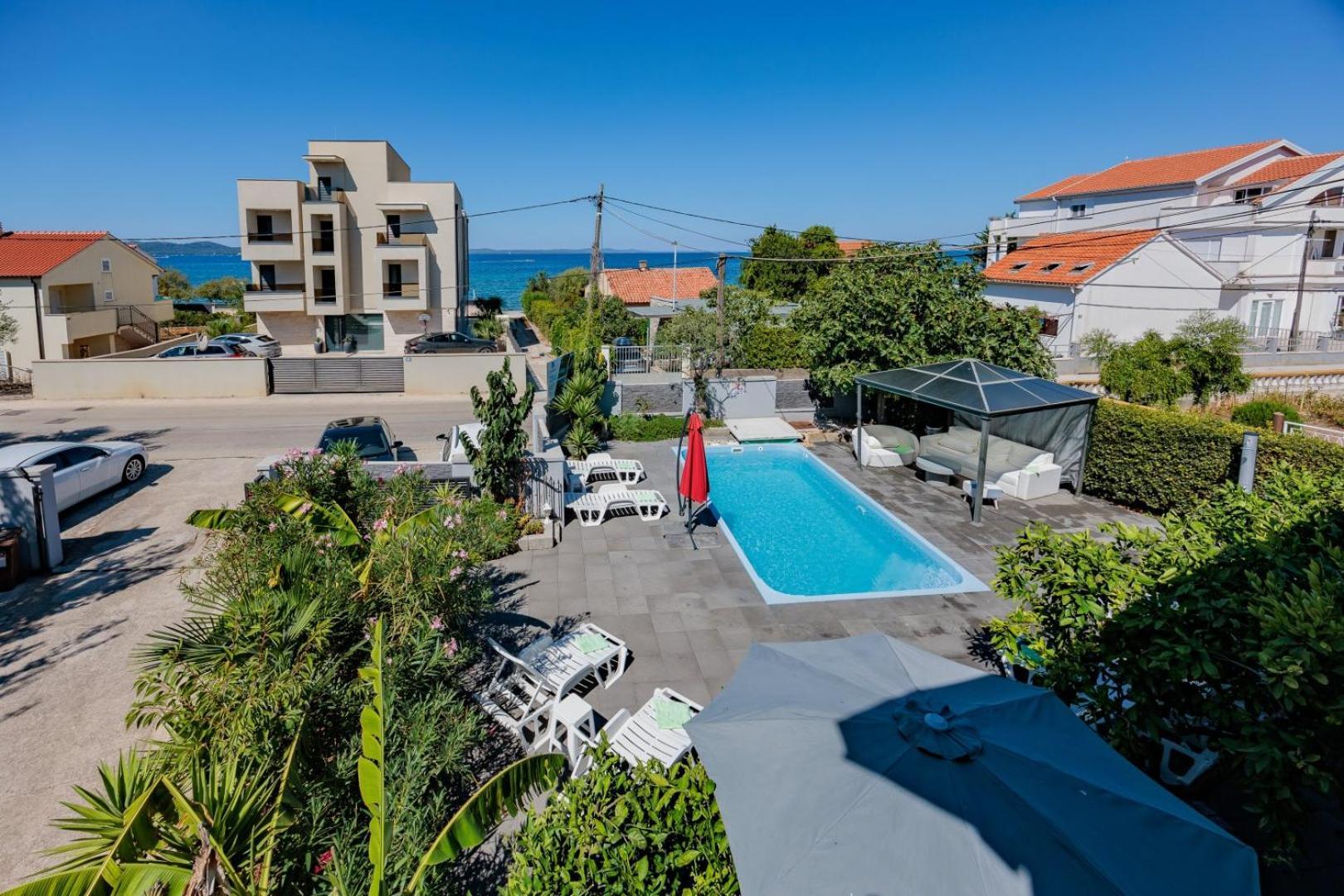 Crowonder Lucky Holiday House With Pool And Patio 30 Meters From The Beach Zadar Eksteriør bilde