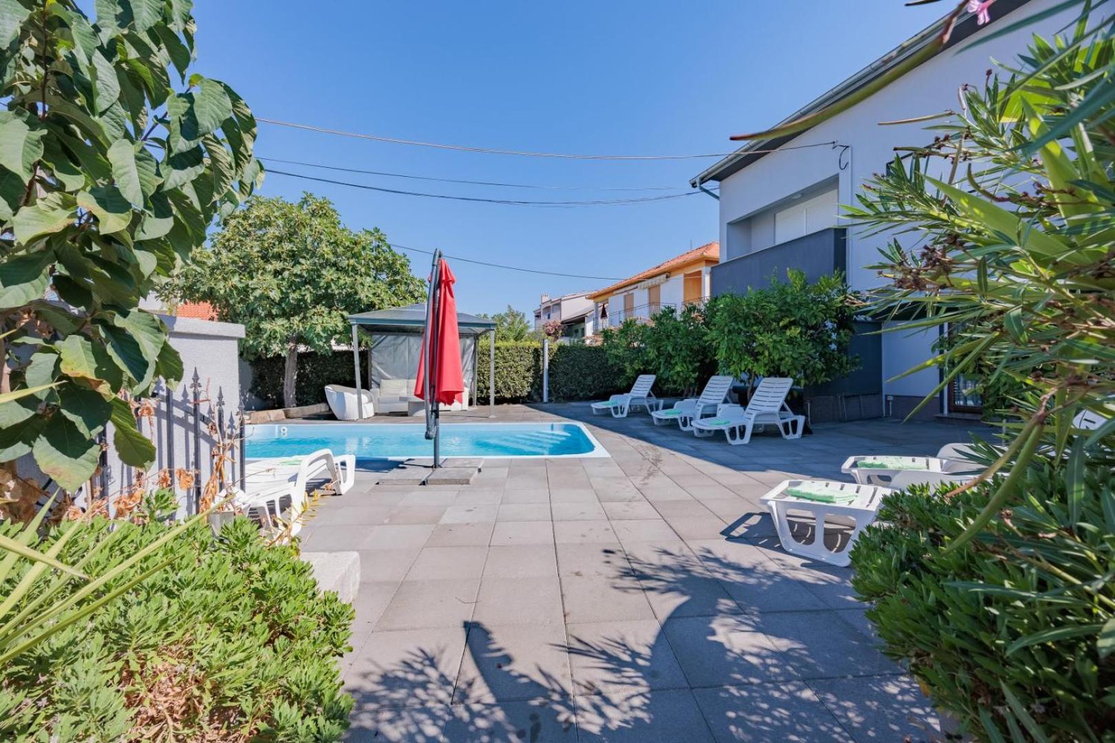 Crowonder Lucky Holiday House With Pool And Patio 30 Meters From The Beach Zadar Eksteriør bilde