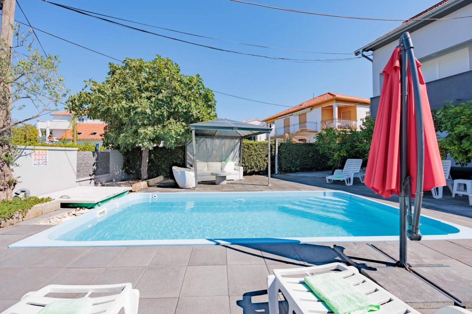 Crowonder Lucky Holiday House With Pool And Patio 30 Meters From The Beach Zadar Eksteriør bilde