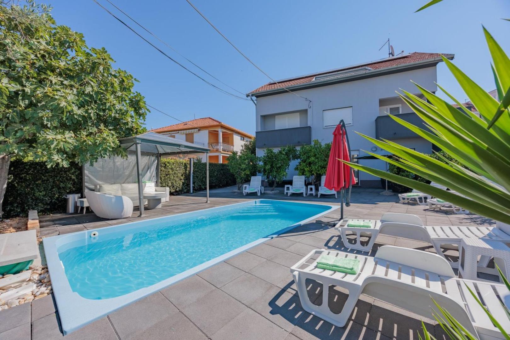 Crowonder Lucky Holiday House With Pool And Patio 30 Meters From The Beach Zadar Eksteriør bilde