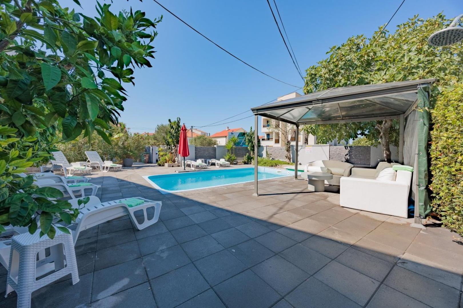 Crowonder Lucky Holiday House With Pool And Patio 30 Meters From The Beach Zadar Eksteriør bilde
