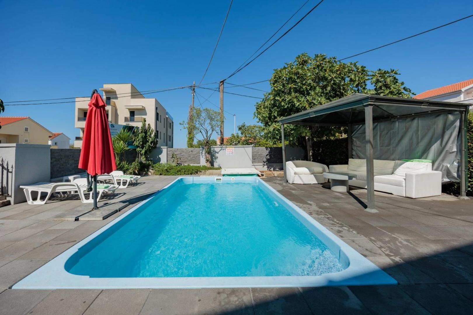 Crowonder Lucky Holiday House With Pool And Patio 30 Meters From The Beach Zadar Eksteriør bilde
